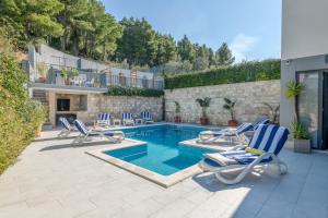 basen z leżakami i basenem w obiekcie Luxury villa Blue Sky, private pool, breakfast w Podstranie