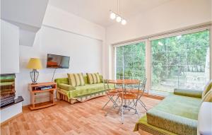Posedenie v ubytovaní 4 Bedroom Cozy Home In Grzybowo