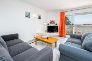 ein Wohnzimmer mit zwei Sofas und einem Couchtisch in der Unterkunft C03 La Siesta 1 - Apartment in Sitio de Calahonda