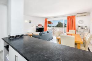 eine Küche und ein Wohnzimmer mit Tisch und Stühlen in der Unterkunft C03 La Siesta 1 - Apartment in Sitio de Calahonda