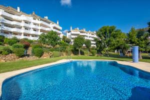 ein großes Schwimmbad vor einem Gebäude in der Unterkunft C03 La Siesta 1 - Apartment in Sitio de Calahonda
