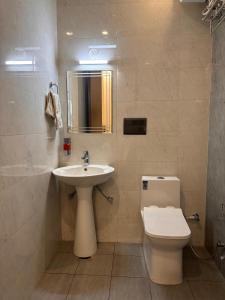 Koupelna v ubytování Anushangi Hotel + 11 fotografií