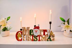 uma placa de Natal sobre uma mesa com velas em Bucharest Accommodation Apartments em Bucareste