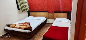 Postel nebo postele na pokoji v ubytování Hotel Sai Murlichandra Shirdi