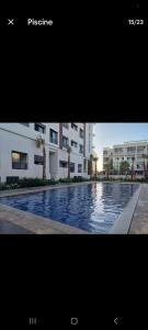 a picture of a swimming pool in front of a building at Appartement Moderne et Confortable in Bouznika