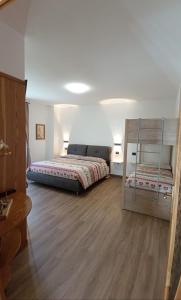 a bedroom with two beds and a wooden floor at Casa Bellavista in Premadio