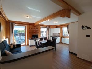 un soggiorno con un divano e un tavolo di Casa Bellavista a Valdidentro