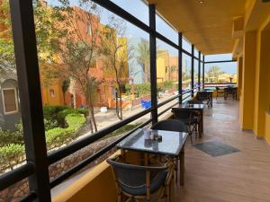Restaurace v ubytování Modern 1BR Apartment - Al Dora Resort, Hurghada