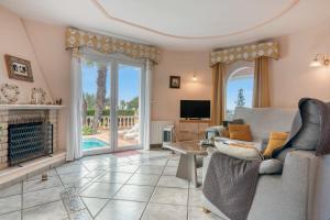 Una sala de estar con un sofá y una chimenea. en Sabina, en Denia