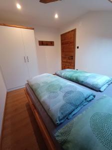 two beds sitting next to each other in a bedroom at kuglerhof in Dobbiaco