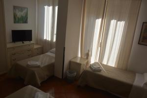 Televízia a/alebo spoločenská miestnosť v ubytovaní Hotel Cordova