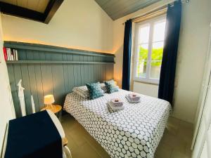 une petite chambre avec un lit et une fenêtre dans l'établissement La Madeleine - Maison de Ville Moderne - Terrasse, à La Rochelle
