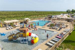 Bazén v ubytování Camping 4 étoiles à Sète nebo v jeho okolí