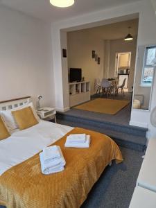 a bedroom with a bed with two towels on it at Hereford City - Victory Apartment - Modern Studio In Vibrant Popular Area of Hereford - Hosted by RENTMYHOUSE in Hereford +7 photos