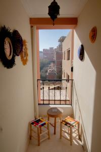 Cette chambre dispose d'un balcon offrant une vue sur la ville. dans l'établissement Cozy I Victor Hugo, à Marrakech