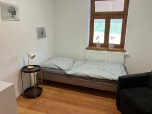 een kleine slaapkamer met een bed en een raam bij 4 Schlafzimmer Apartment in Neustadt