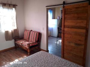 a living room with a chair and a refrigerator at Lo de tina in Florencio Varela