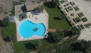 una vista aérea de una gran piscina en una finca en L'Accordo, en Vetralla