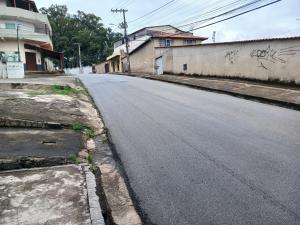 an empty street with graffiti on the side of a wall at Casa no diamante barreiro BH! in Belo Horizonte