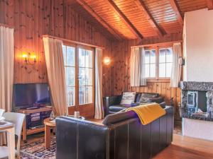Posezení v ubytování Chalet Magicien by Interhome
