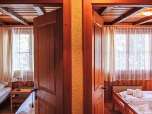 Letto o letti in una camera di Chalet Magicien by Interhome