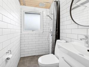Koupelna v ubytování Holiday Home Mahalia - 300m from the sea by Interhome