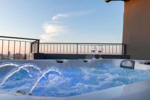 Πισίνα στο ή κοντά στο Anele Luxury Suites - Roof Top Jacuzzi