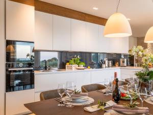 Kuchyň nebo kuchyňský kout v ubytování Villa Christall by Interhome