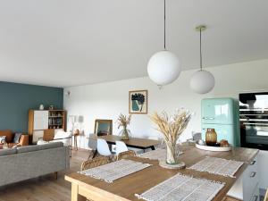 康布里特Lilas, maison de charme à Sainte Marine près de la mer的客厅里有一张桌子和一张沙发