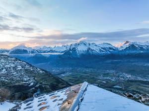 uma vista para uma serra com montanhas cobertas de neve em Chalet Nelly by Interhome em Veysonnaz