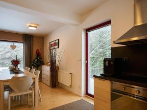 cocina y comedor con mesa y ventana en Chalet Harrachov by Interhome, en Harrachov