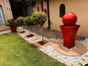 Κήπος έξω από το BUTRIN GUEST HOUSE +2 φωτογραφίες
