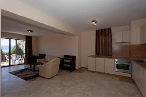 Una cocina y una sala de estar con un sofá y una mesa. en Вили Vemara club, en Byala 5 fotos más