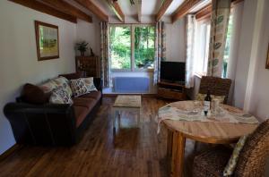sala de estar con sofá y mesa en Moulin De Villesaint, en Faux-la-Montagne