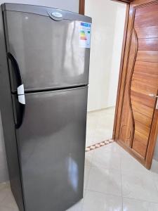 una nevera de acero inoxidable en una cocina junto a un armario en Charming Two Bedroom Apartment in Fes Near City Center, en Fez
