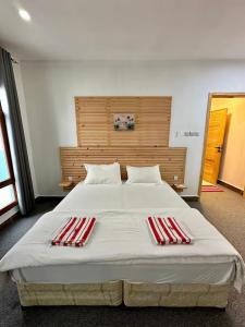 Postel nebo postele na pokoji v ubytování Private Rooms in Shared Beach Chalet - 1