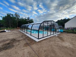 Bazén v ubytování Un amour passionnel,love room,15 min du zoo,balnéo XL privatisée et disponible toute l'année ,piscine couverte et chauffée d'avril à fin septembre à partager avec d'autres logements et elle est privatisée de 20h à 22h nebo v jeho okolí