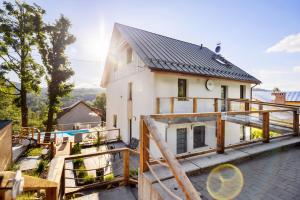 una ristrutturazione di una casa con tetto in metallo di Apartament Larice VIP - sauna, balia, basen a Świeradów-Zdrój