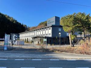 un grand bâtiment au bord d'une rue dans l'établissement Hotel Route-Inn Miyako, à Miyako