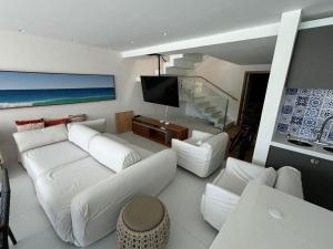 Μια τηλεόραση ή/και κέντρο ψυχαγωγίας στο Casa luxuosa na Praia de Guarajuba Bahia