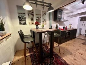a kitchen with a table and chairs in a room at Altes Dichterhaus von 1859 in Miltenberg