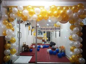 南芭堤雅Marine Guest House Encore的一间房间,装有一束金色和白色气球