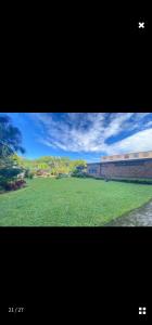 una fotografia di un campo d'erba con un edificio di Stralenberg a Margate