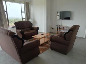 un soggiorno con 2 sedie e una TV di Stralenberg a Margate