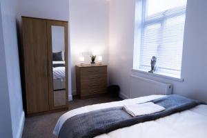 En eller flere senge i et værelse på Wolves - City - Contractors - Long Stay - Families