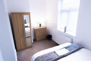 En eller flere senge i et værelse på Wolves - City - Contractors - Long Stay - Families