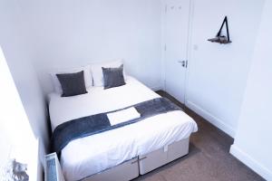 En eller flere senge i et værelse på Wolves - City - Contractors - Long Stay - Families