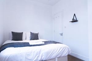 En eller flere senge i et værelse på Wolves - City - Contractors - Long Stay - Families + 22 billeder