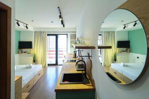 um quarto amplo com 2 camas e um espelho em Stylish Studio Apartment with balcony In Marshall Gudauri Project em Gudauri