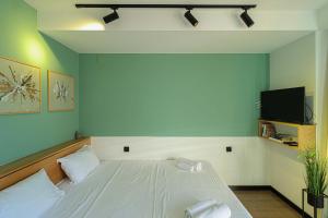 Uma cama ou camas num quarto em Stylish Studio Apartment with balcony In Marshall Gudauri Project